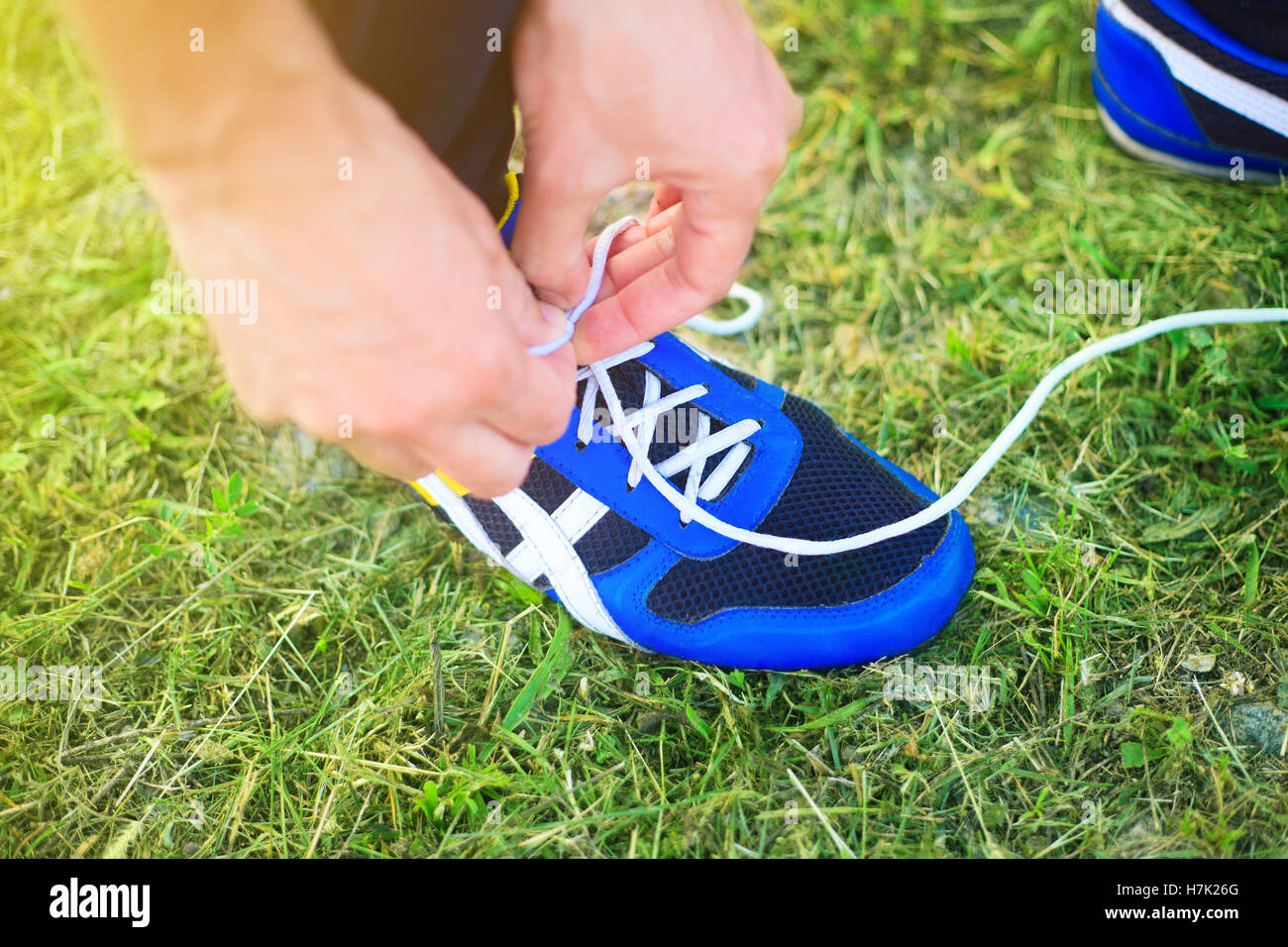 Uomo lacci delle scarpe con lacci delle scarpe da corsa closeup Foto Stock