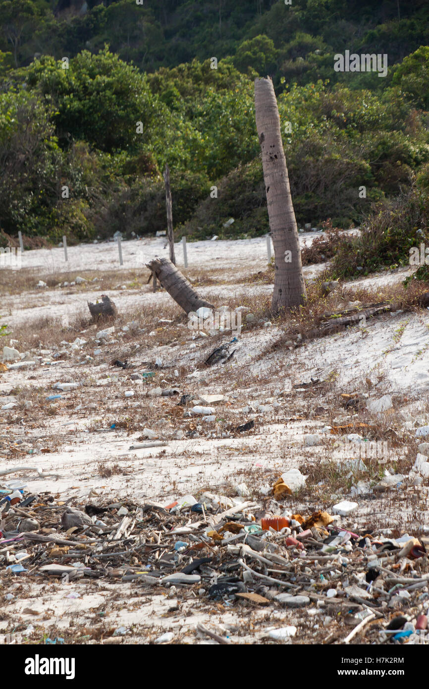 La spontanea garbage dump su una spiaggia in Vietnam Foto Stock