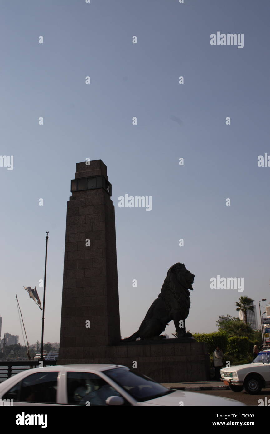 Lion statua del Qasr El Ponte sul Nilo Foto Stock