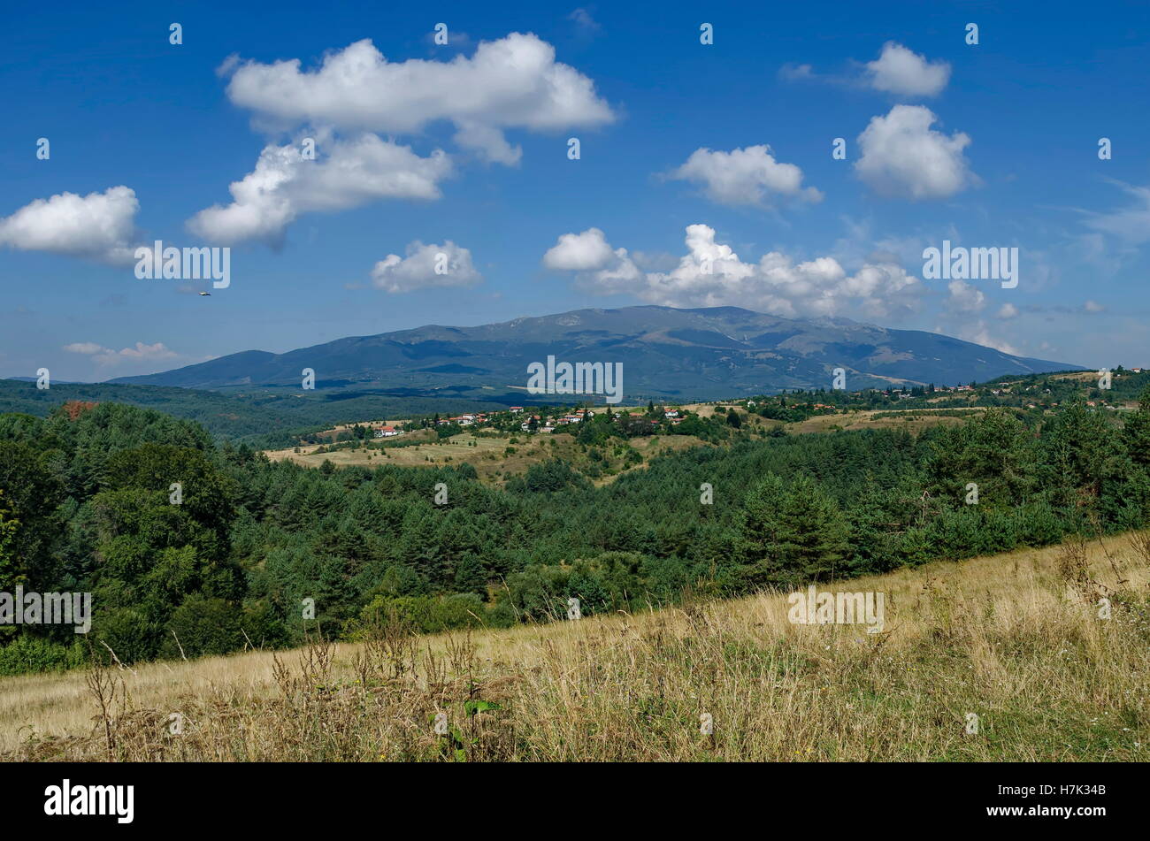 Vista panoramica di anticipo estate con i villaggi Plana nella montagna Plana dal Vitosha, Bulgaria Foto Stock