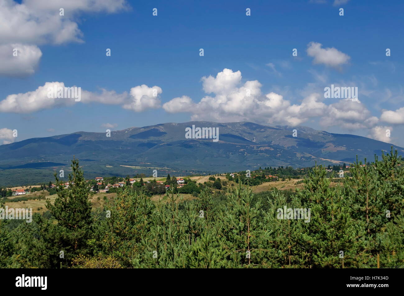 Vista panoramica di anticipo estate con i villaggi Plana nella montagna Plana dal Vitosha, Bulgaria Foto Stock