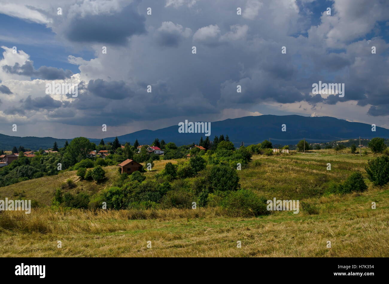 Vista panoramica di anticipo estate con i villaggi Plana nella montagna Plana dal Vitosha, Bulgaria Foto Stock