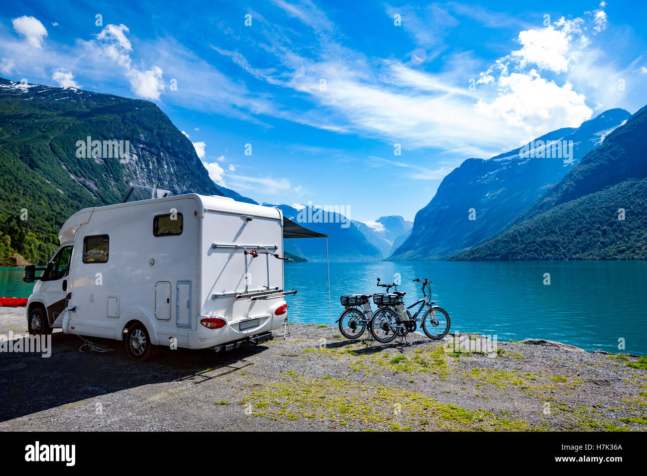 Vacanza per la famiglia in viaggio, viaggio vacanza in camper, caravan auto vacanza. La bellissima natura della Norvegia paesaggio naturale. Foto Stock