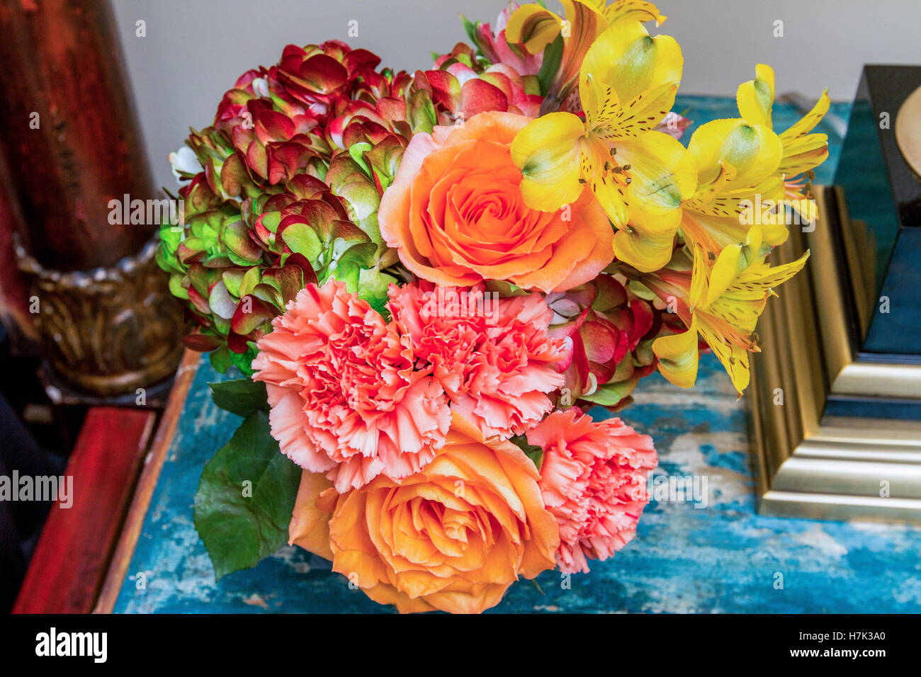 Fiori colorati in disposizione bouquet Foto Stock