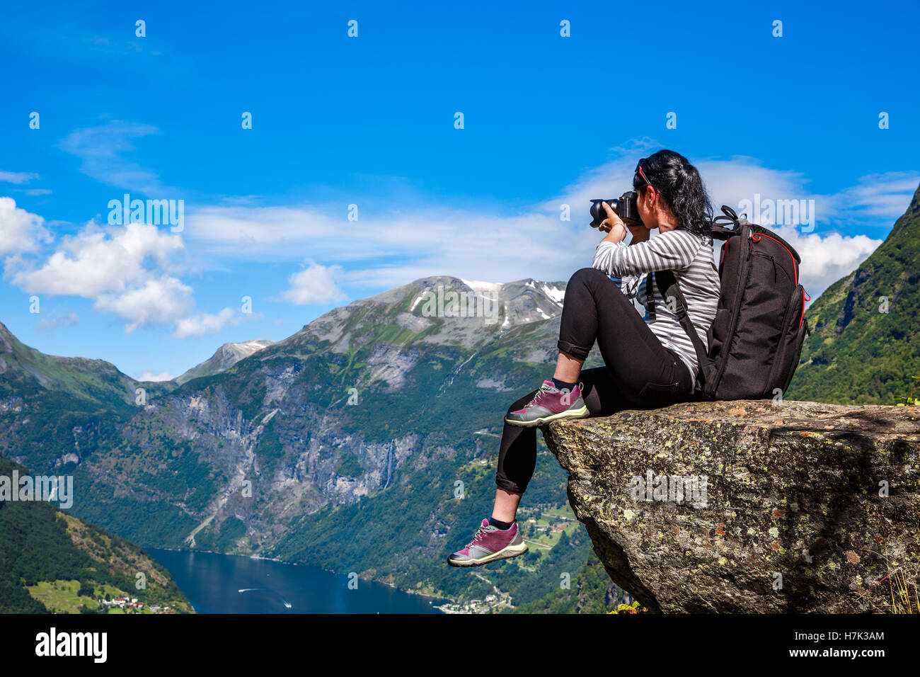 Geiranger fjord, la bellissima natura della Norvegia panorama. Fotografo di natura turistico con fotocamera germogli. Foto Stock