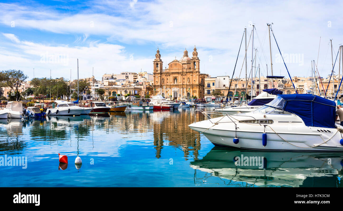 I punti di riferimento di Malta - imponente cattedrale Msida e marina di La Valletta Foto Stock