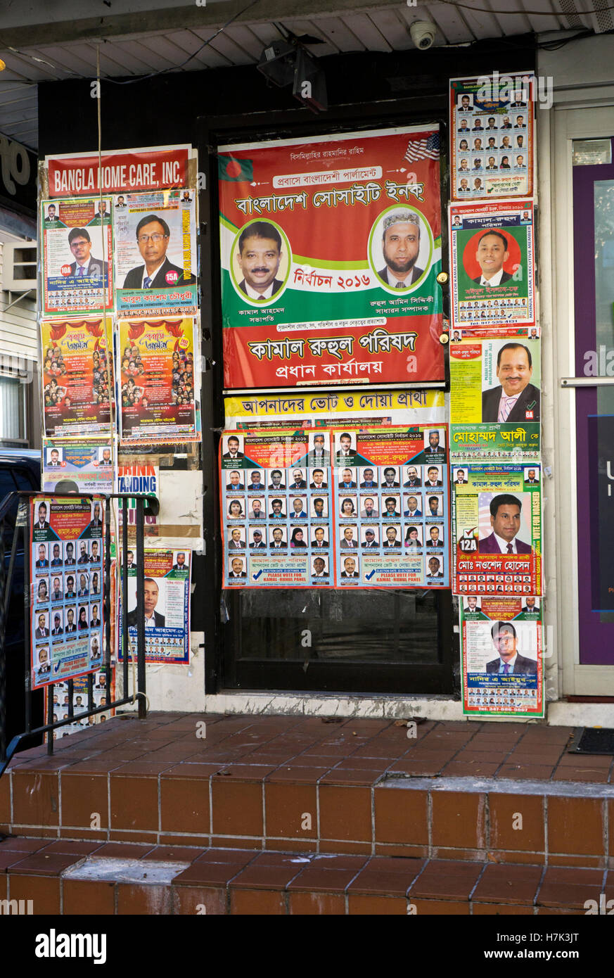Manifesti la promozione di candidati nella comunità bengalese elezioni in Jackson Heights, Queens, a New York Foto Stock