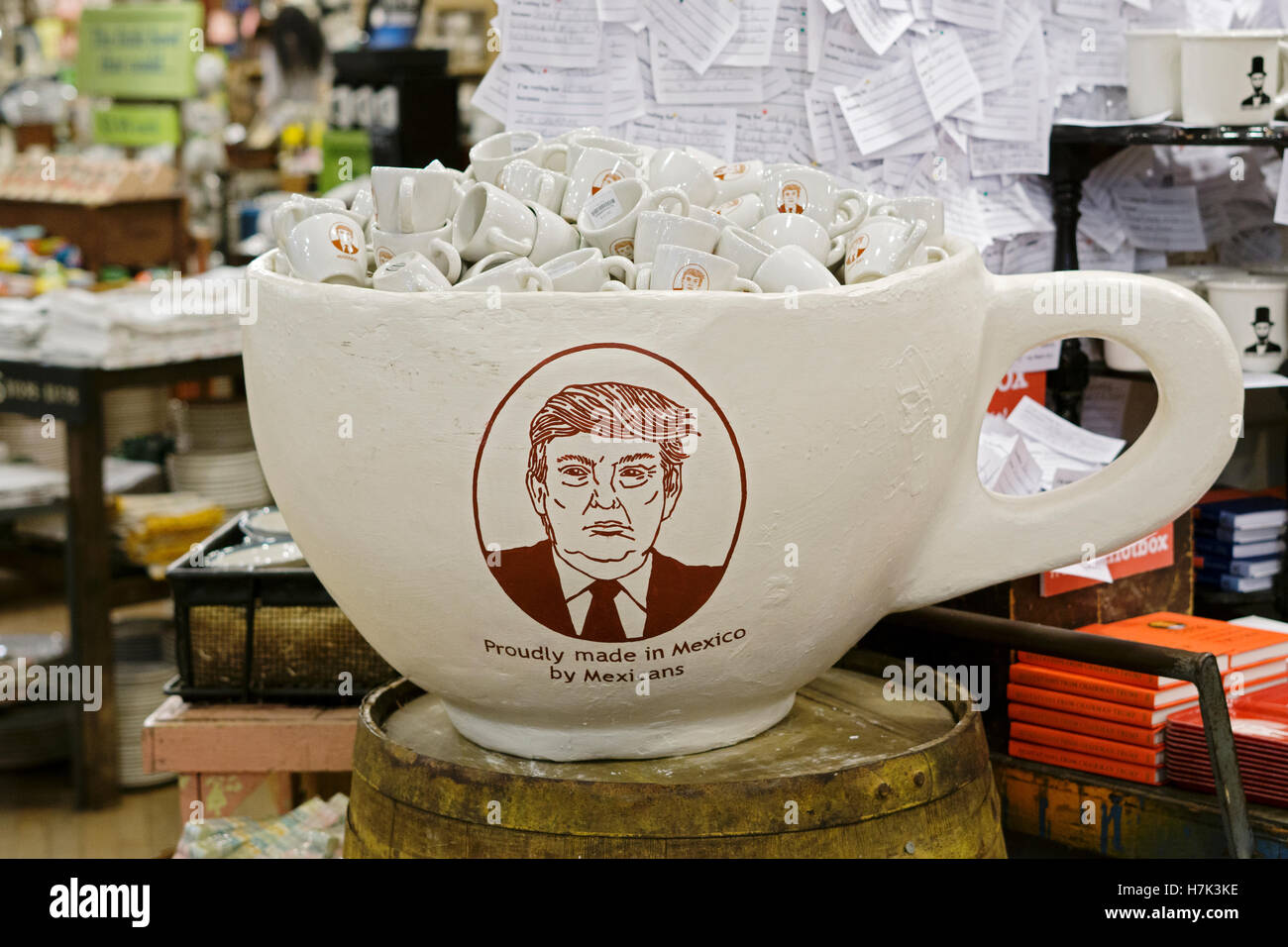 Trump demitasse tazze da caffè realizzato in Messico per la vendita a Fishs Eddy su Broadway nel Centro Cittadino di Manhattan, a New York City. Foto Stock