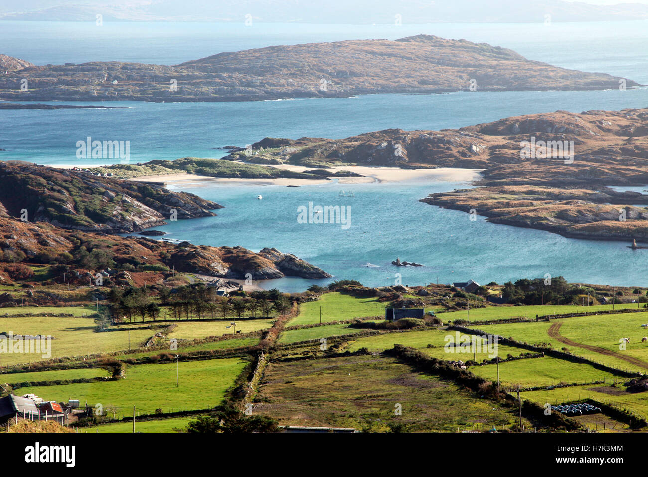 Una laguna-come l'ingresso accanto a Il Derrynane Bay, Co. Kerry Foto Stock
