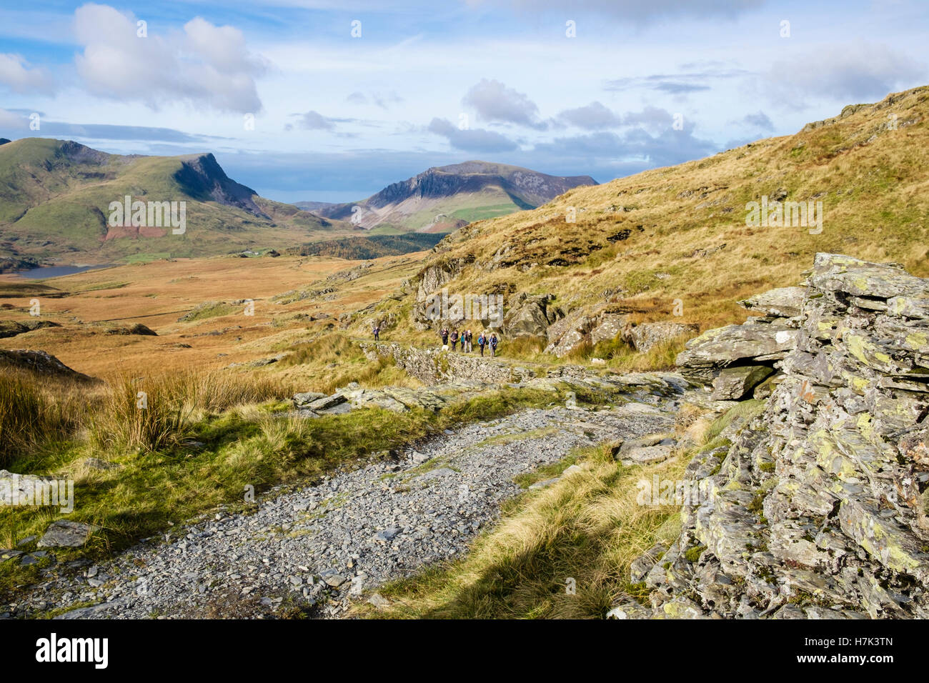 I minatori via da Rhyd Ddu di Bwlch Cwm Llan con gli escursionisti nel Parco Nazionale di Snowdonia (Eryri). Rhyd Ddu, Gwynedd, Wales, Regno Unito, Gran Bretagna Foto Stock