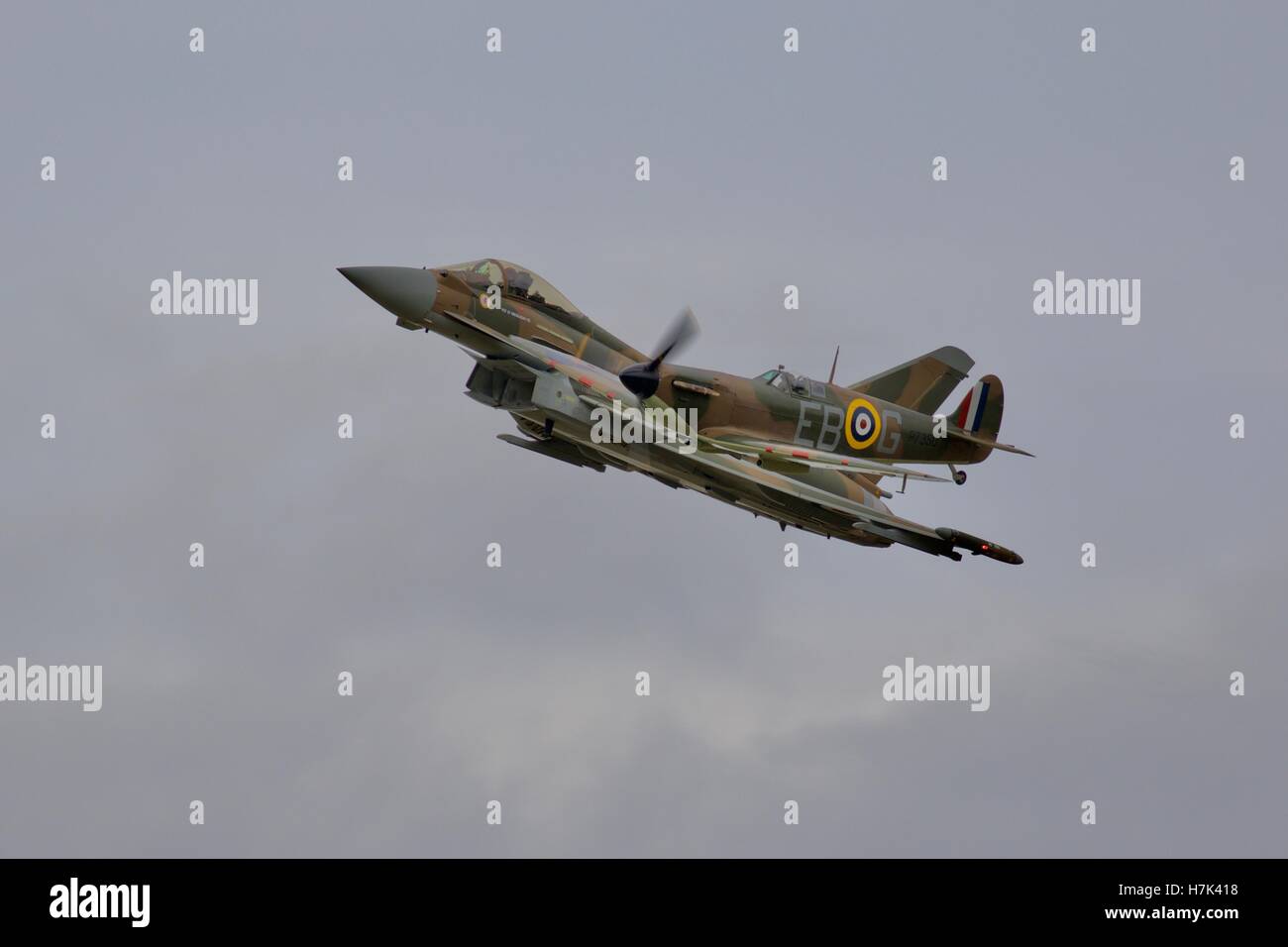 RAF Eurofighter Typhoon & spitfire synchro coppia. Foto Stock