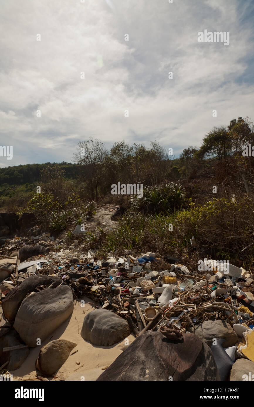 La spontanea garbage dump su una spiaggia in Vietnam Foto Stock