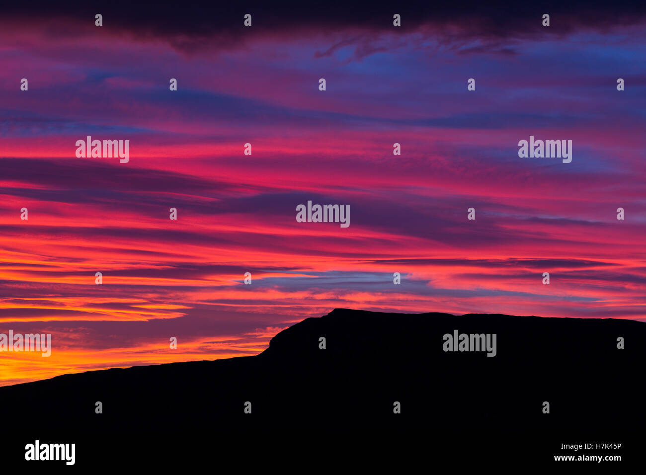 Cielo drammatico, Sunrise, Portree, Isola di Skye, Trotternish, Scozia Foto Stock