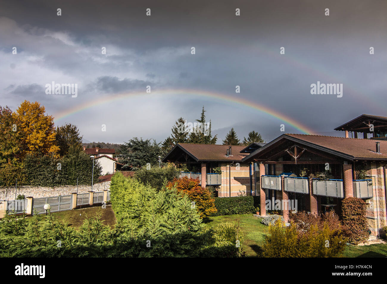 Un bellissimo arcobaleno dopo una nebbia e piovosa mattinata di Ivrea Canavese Regione Piemonte Italia Foto Stock