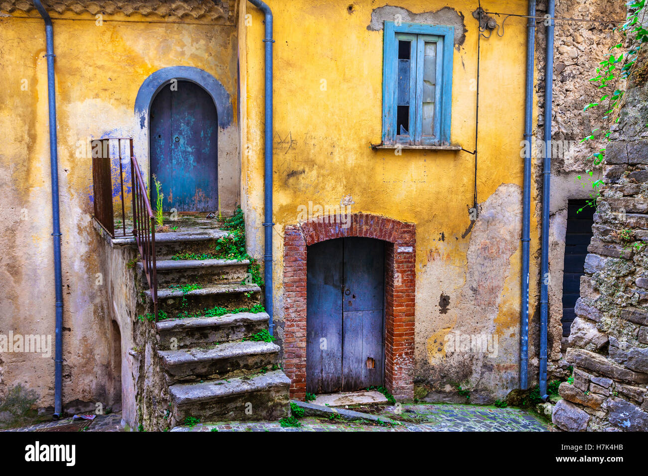 Vecchie strade di villaggio italiano,foto artistiche. Foto Stock