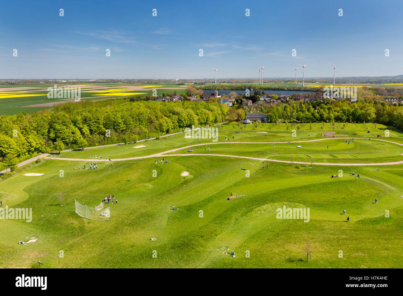 Vista aerea del calcio di un campo di golf con un sacco di persone che giocano nel verde paesaggio Foto Stock