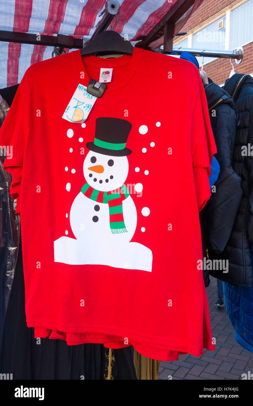 Mercato di Natale di stallo novità vendita-rosso di T-shirt con stampato un uomo di neve pattern Foto Stock