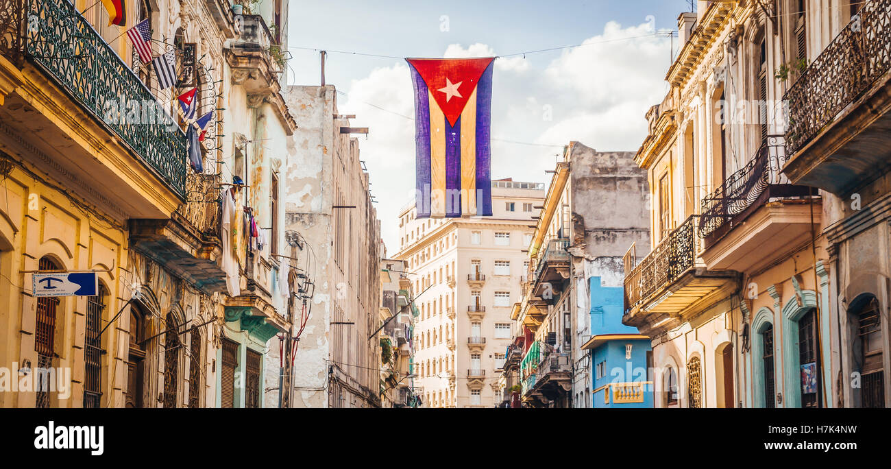Street in Havana con bandiera cubana Foto Stock