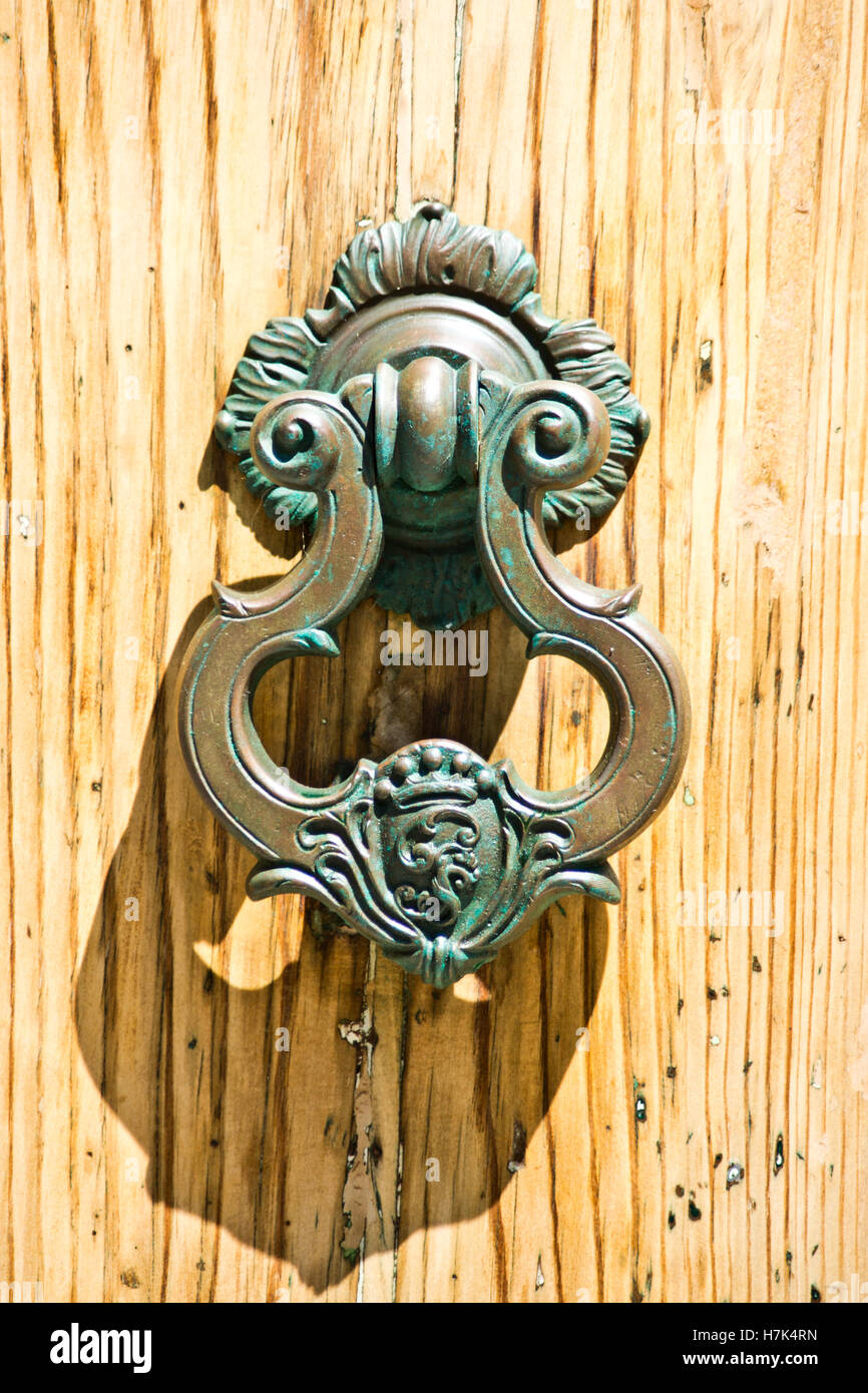 Ferro battuto respingente artigianalità di antico edificio storico nella porta di legno Foto Stock