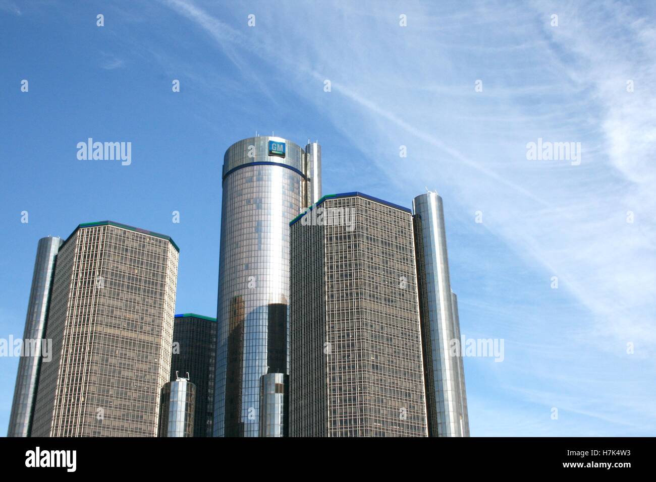 Edificio GM catturato dal Fiume Detroit a piedi Foto Stock
