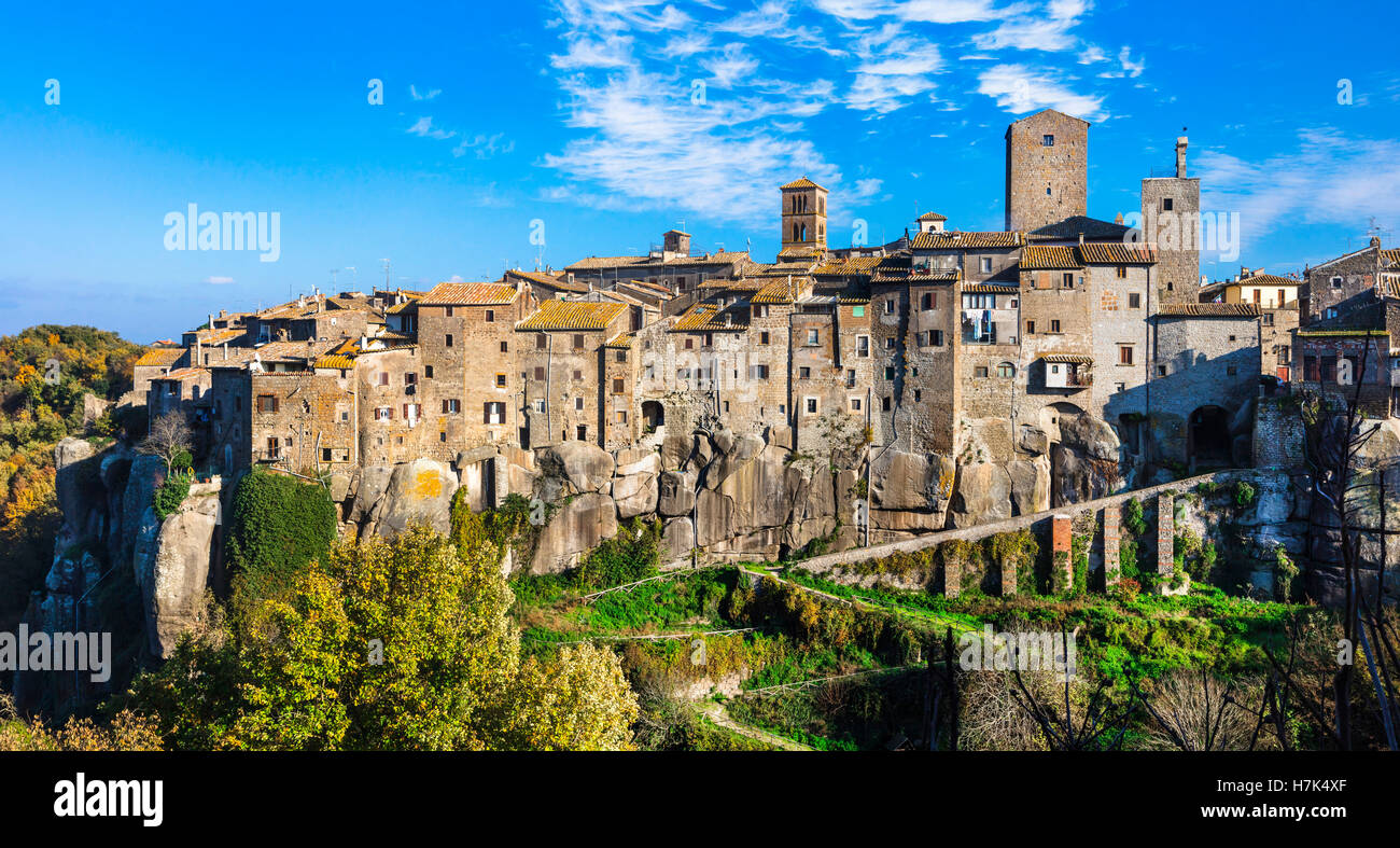 Auhentic borgo medievale su rocce tuffa Vitorchiano in provincia di Viterbo, Italia Foto Stock