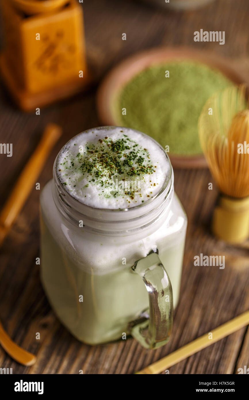 Il tè verde smoothie bevanda miscelata con polvere di matcha Foto Stock