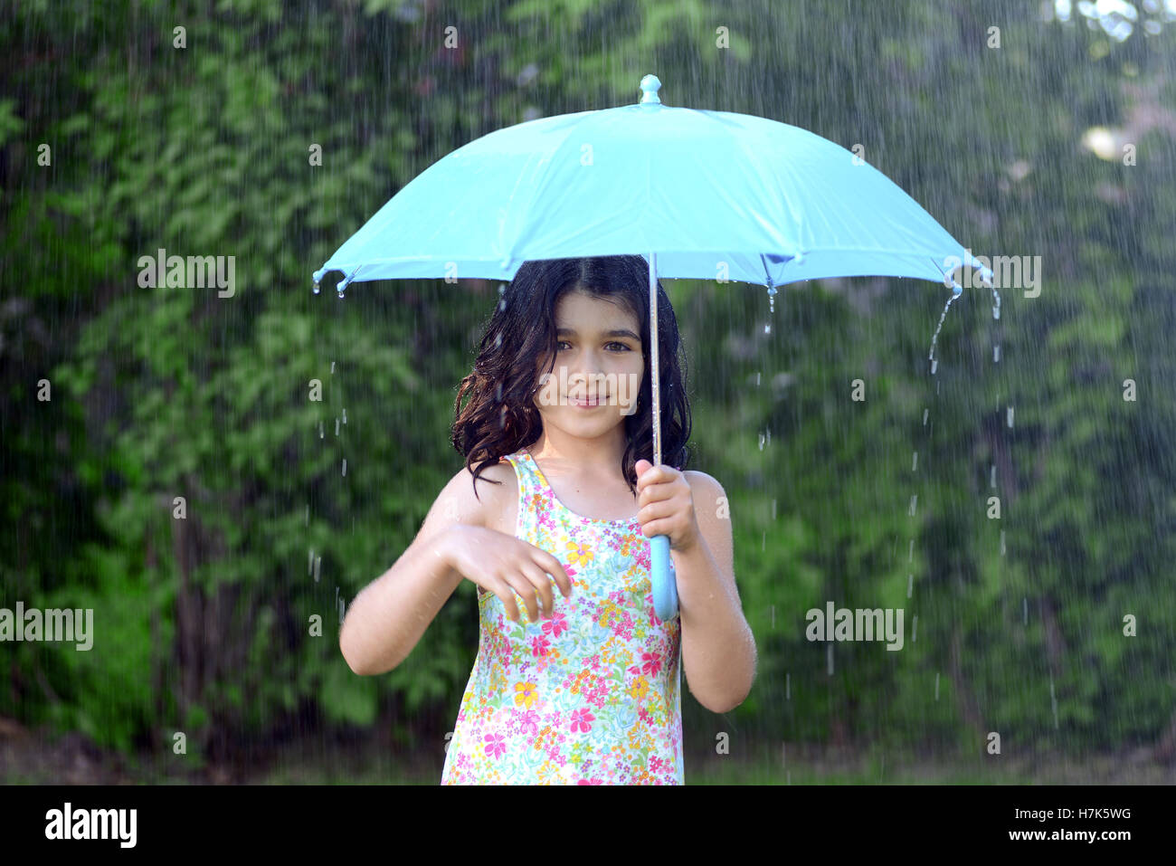 Bambina con ombrello in caso di pioggia Foto Stock