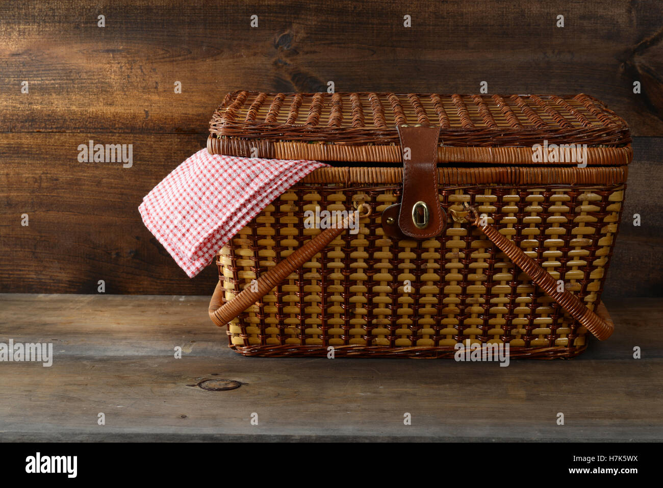 Cesto picnic su legno Foto Stock