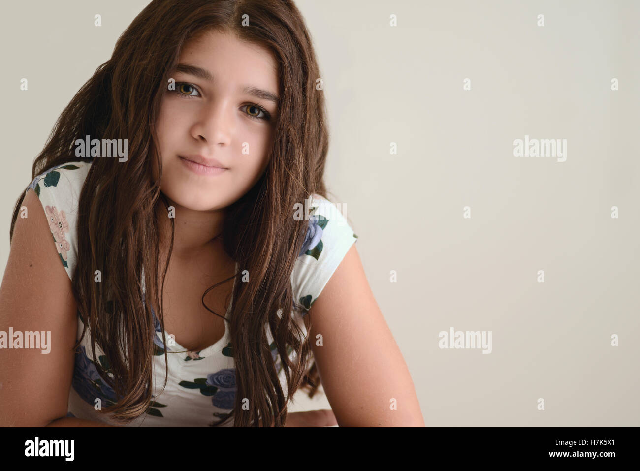 Ritratto di giovane ragazza bruna Foto Stock