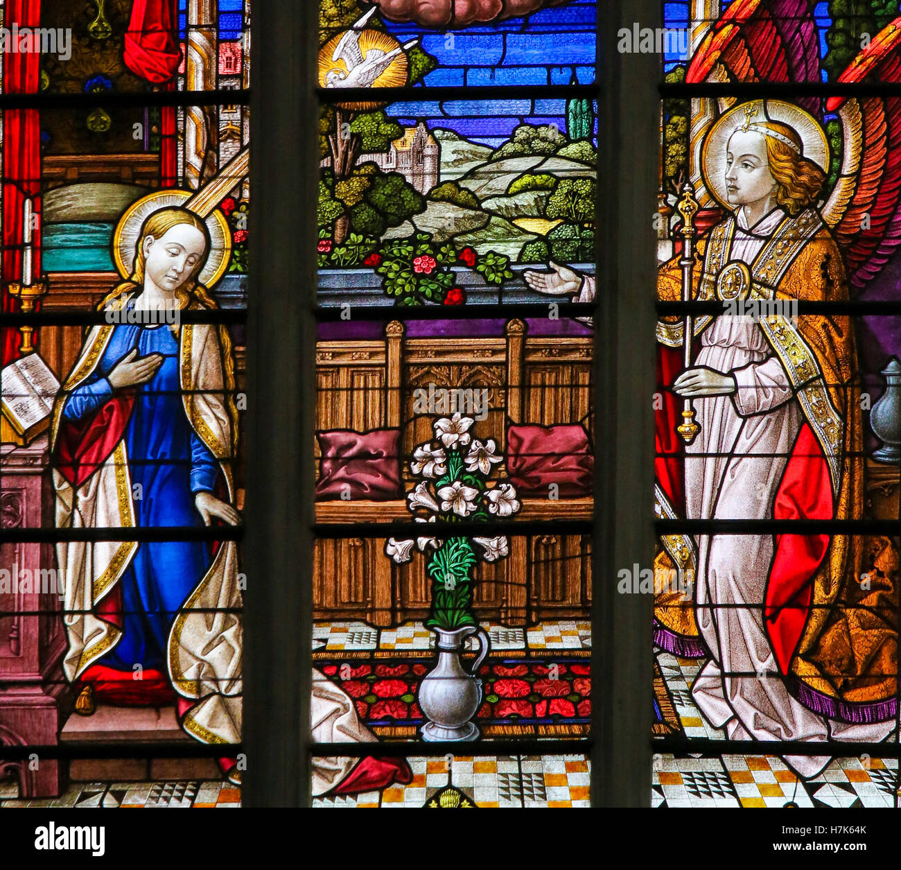 Finestra di vetro colorato dell'Annunciazione, nella Cattedrale di San Rumbold a Mechelen in Belgio. Foto Stock