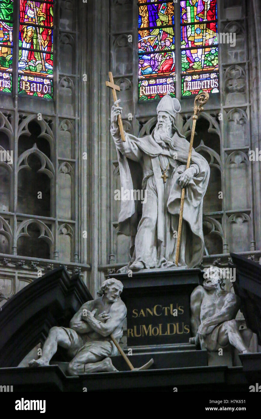 Statua di San Rumbold, il santo patrono di Mechelen, nella Cattedrale di San Rumbold a Mechelen in Belgio. Foto Stock