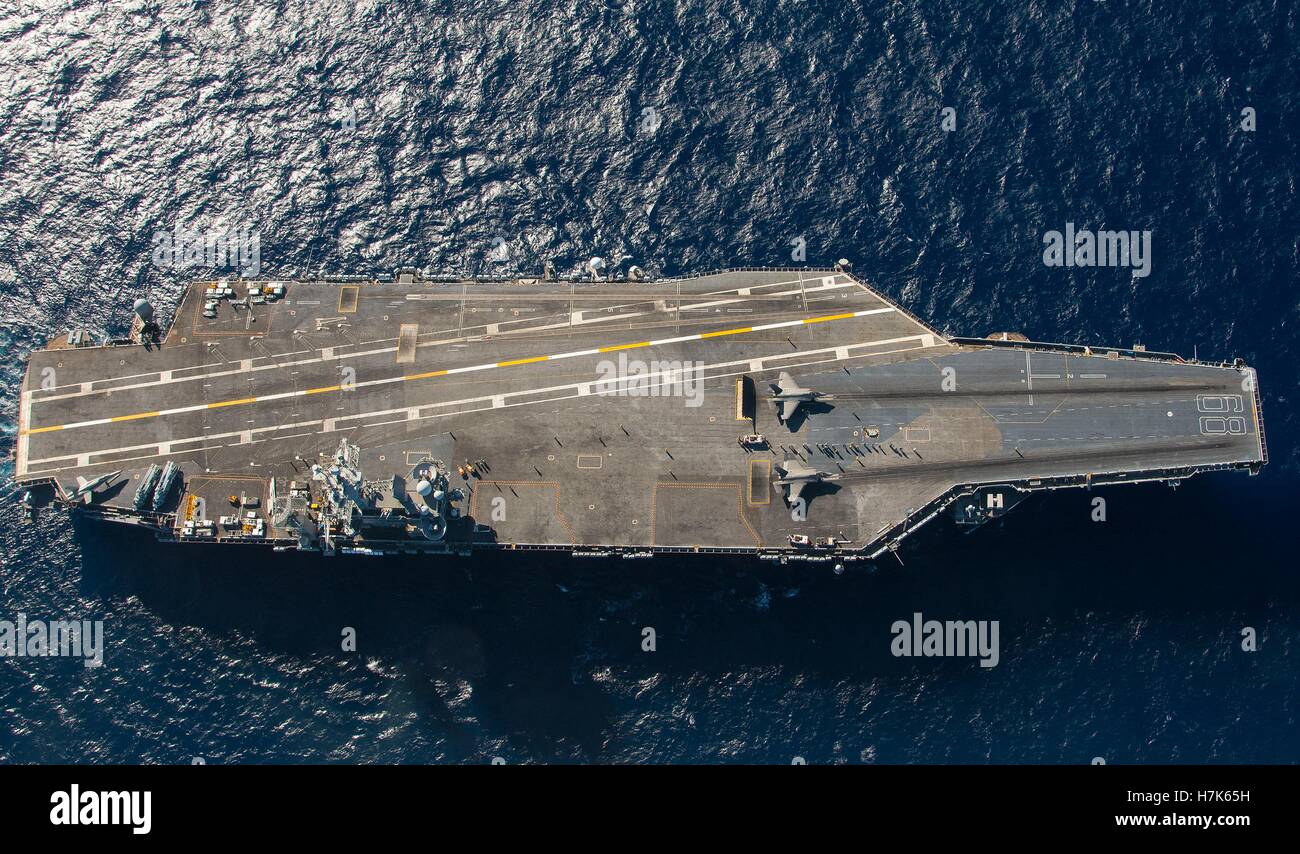 Un U.S. Navy F-35C Lightning II Stealth Fighter Aircraft condurre il primo catapulta lancia a bordo della USN Nimitz-class portaerei USS Nimitz Novembre 4, 2014 nell'Oceano Pacifico. Foto Stock