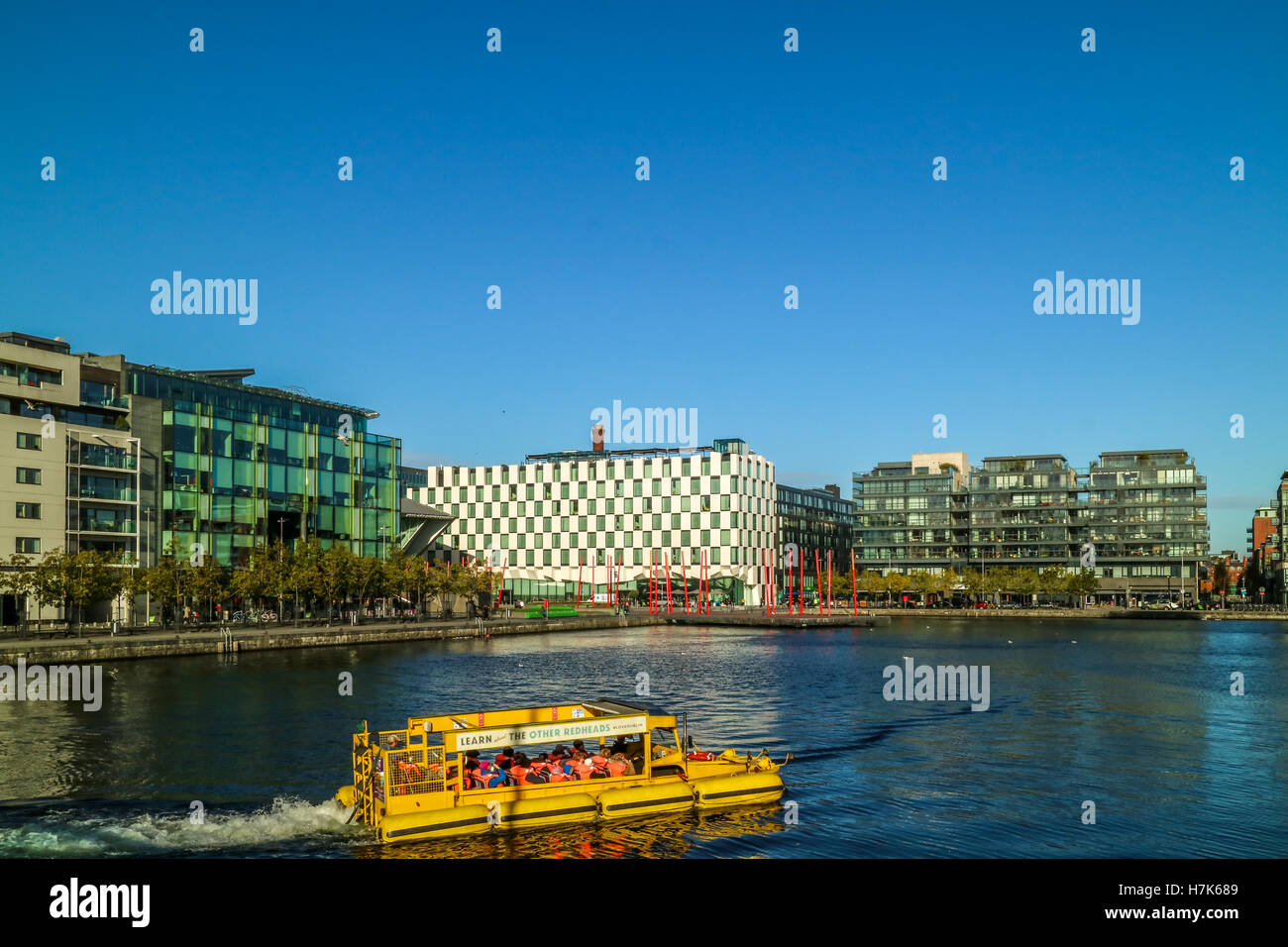 Una vista del Grand Canal Square a Dublino è rigenerato Docklands. Foto Stock