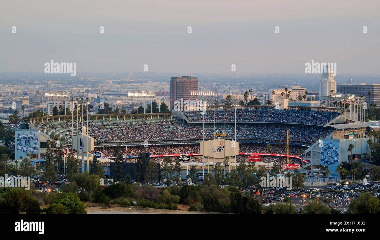 Los Angeles, 25 maggio: Dodger Stadium vista dall'alto con il municipio e il centro cittadino di come sfondo il 25 maggio 2015 a Los Angeles Foto Stock