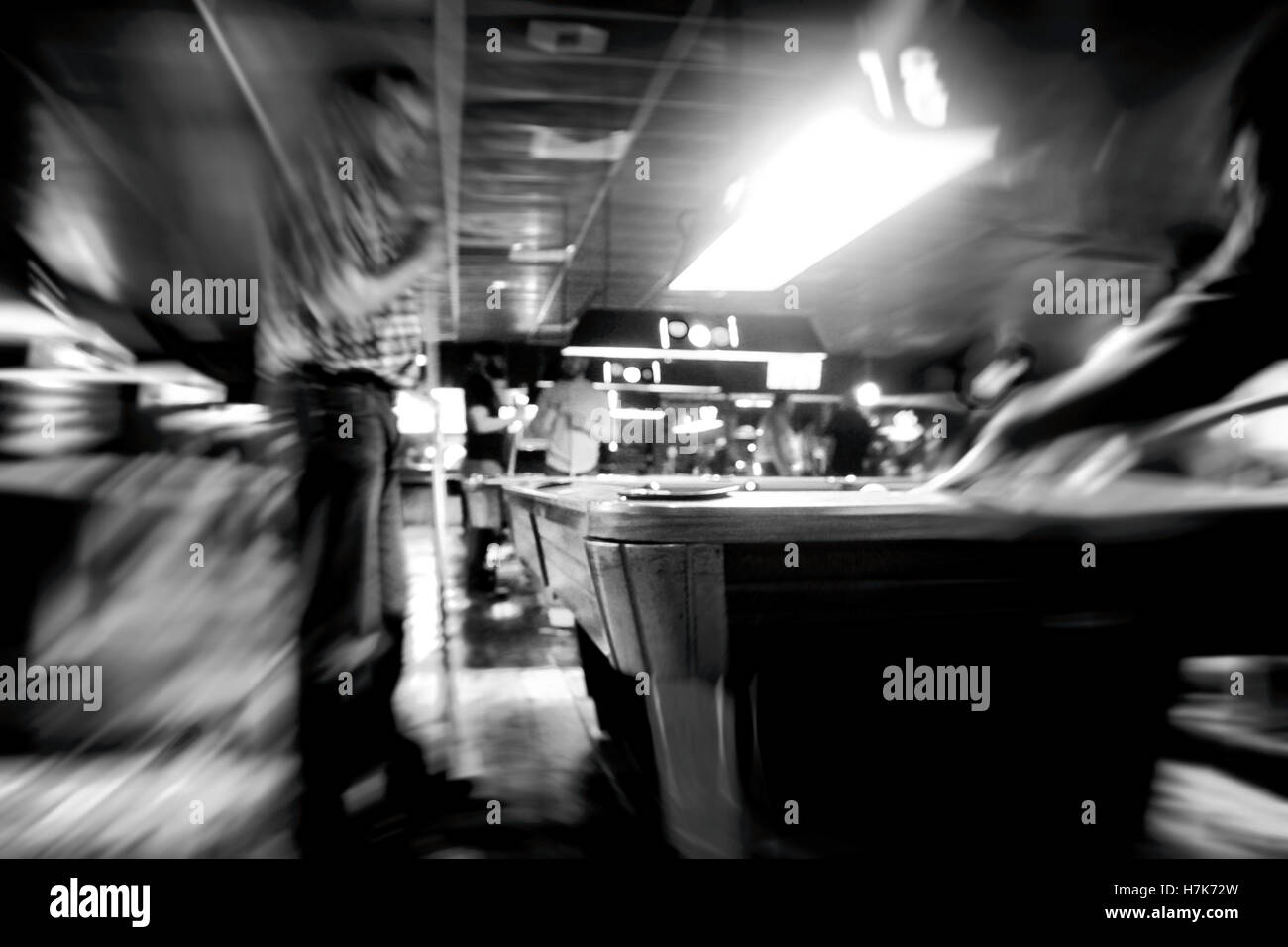 Fotografia di alcune persone giocando a biliardo con un effetto sfocato Foto Stock