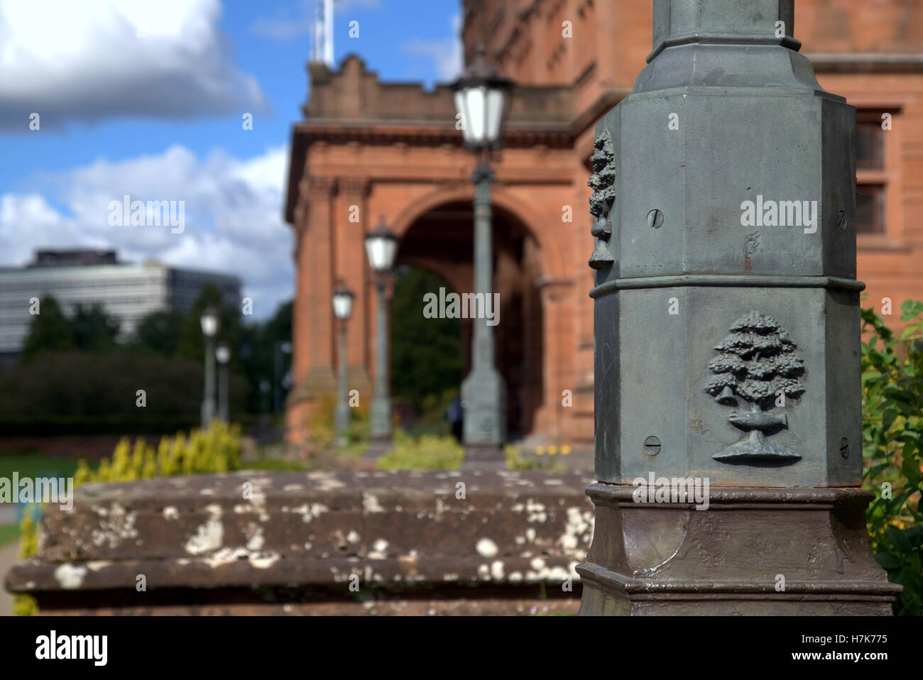 In prossimità della struttura Glasgow crest sul lampione a Kelvingrove Museum Foto Stock