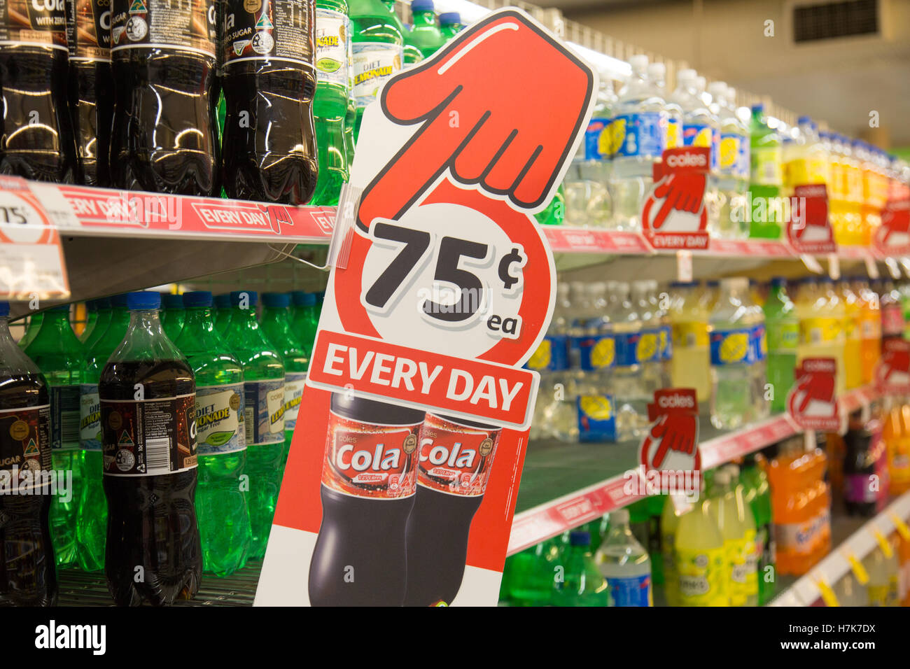 Supermercato Coles Australia mano rossa che indica prezzi più bassi per bevande cola, Sydney, Australia interno del supermercato Foto Stock