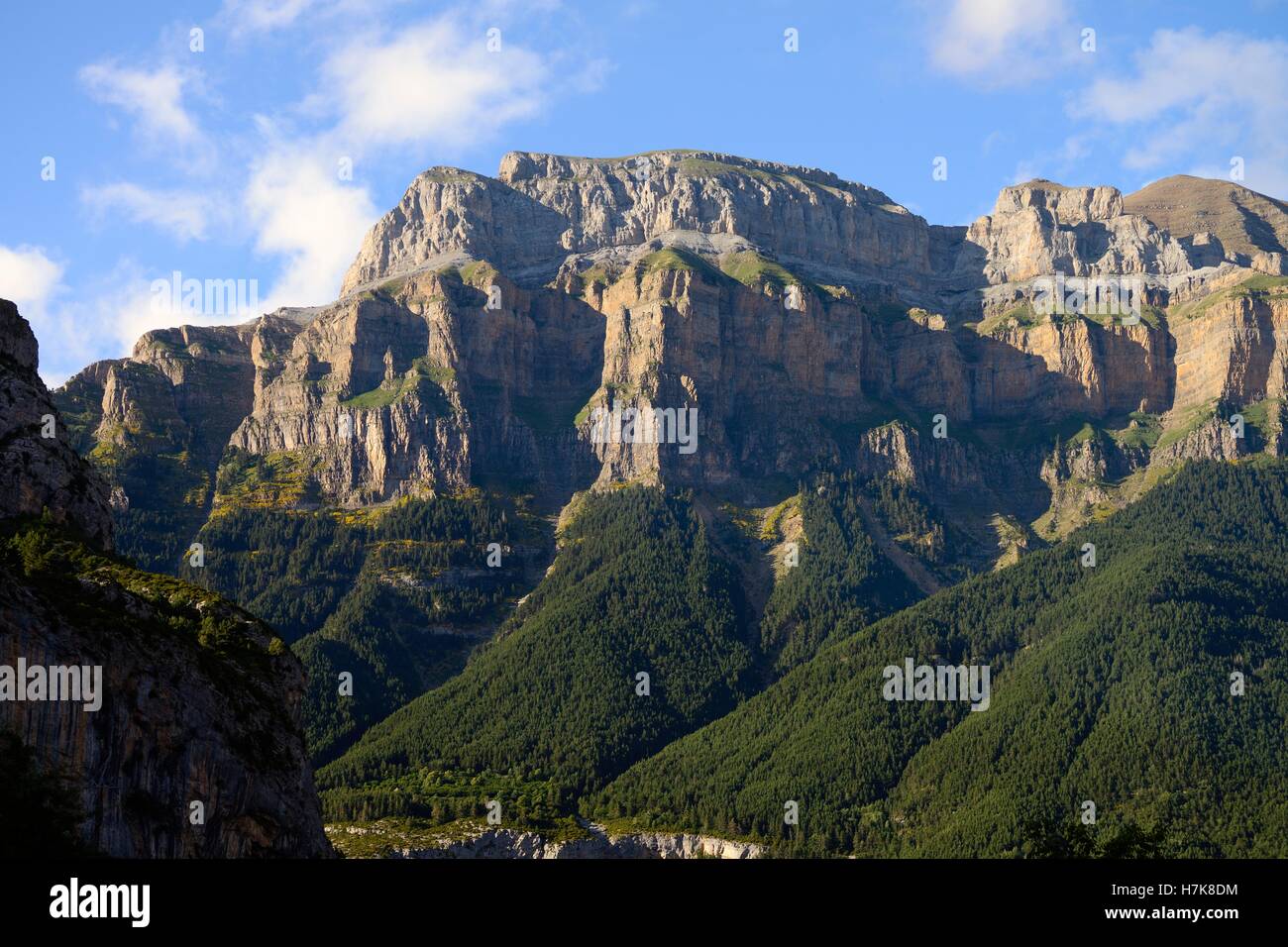 Vista panoramica del bellissimo paesaggio del famoso Ordesa National Park, Pirenei, Spagna. Foto Stock