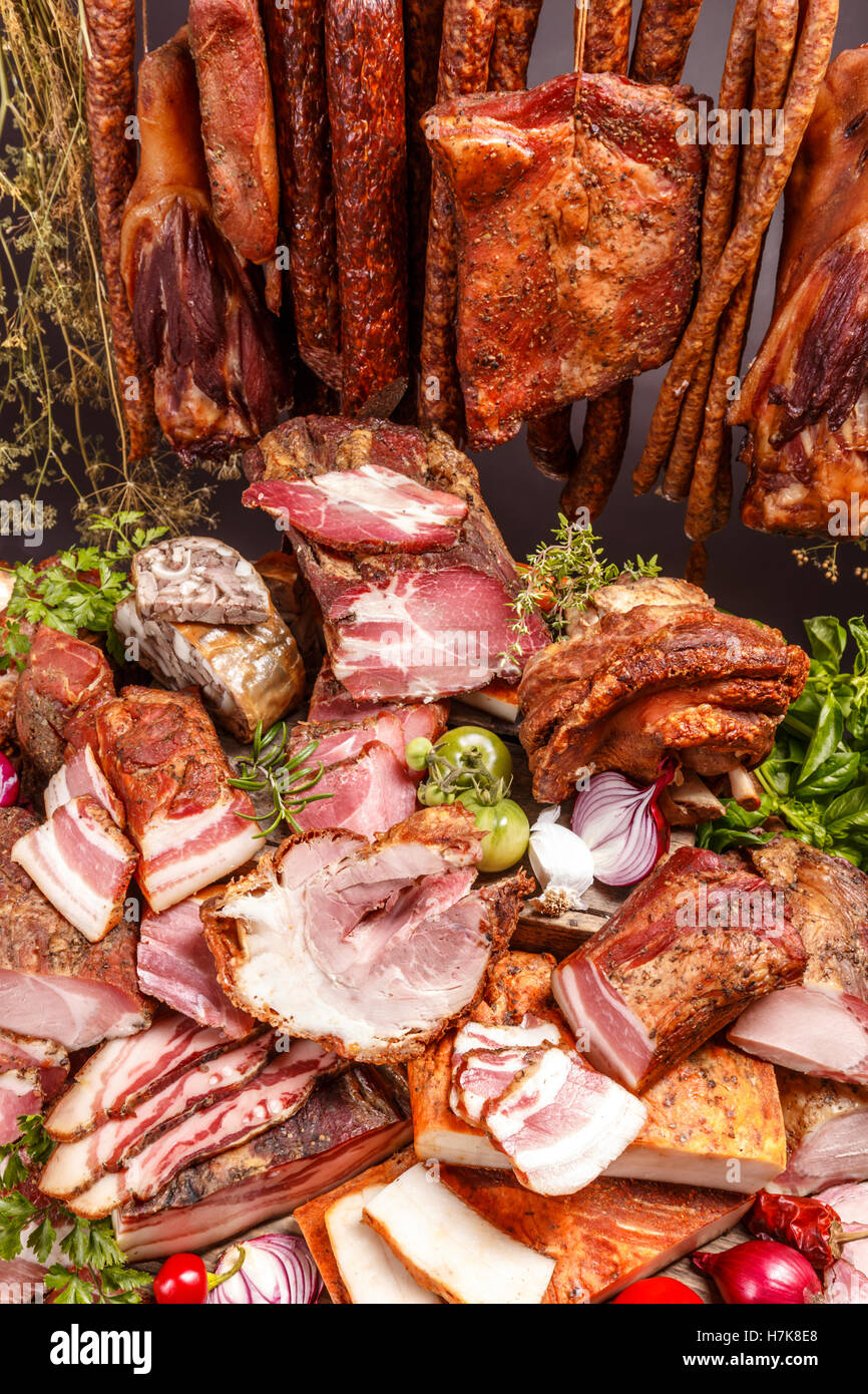 Ancora la vita di vari affumicato di carne di maiale, salame e salsiccia Foto Stock