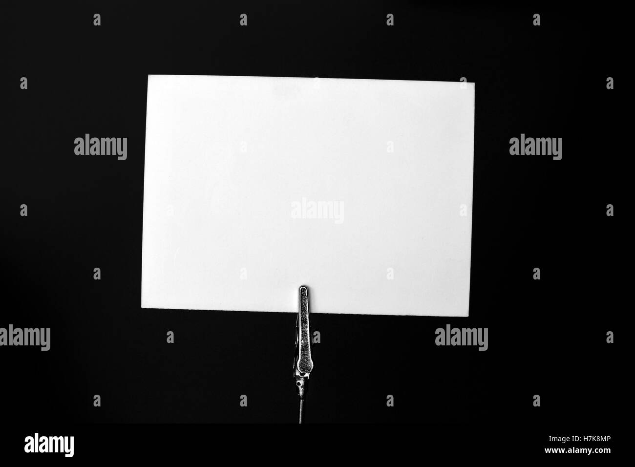 White scheda vuota sul supporto metallico, pronto per il testo su sfondo nero Foto Stock