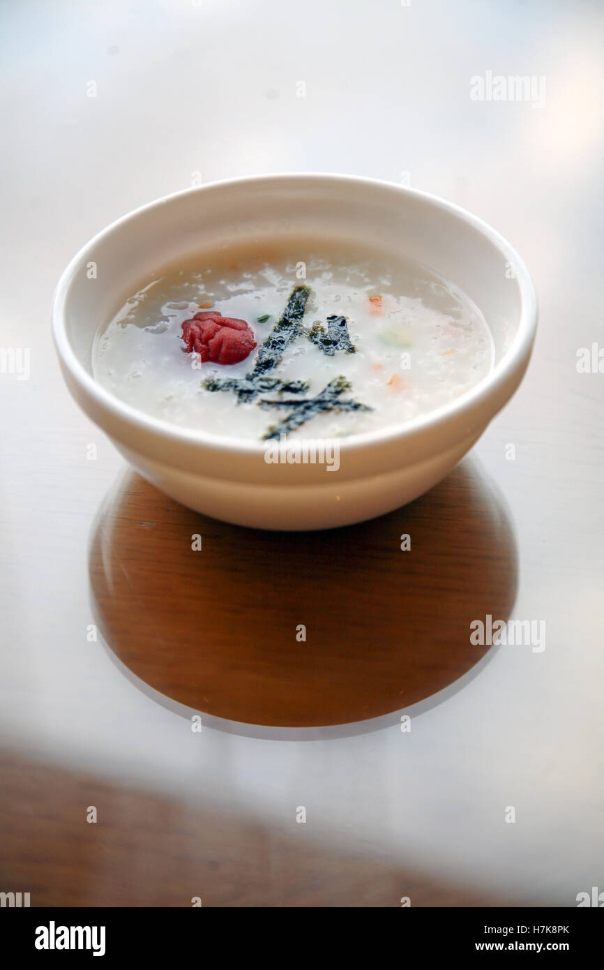Il coreano Gruel, congee, Asiatica del cibo tradizionale, una ciotola di Asian Soft riso bollito o Farinata di Riso Foto Stock