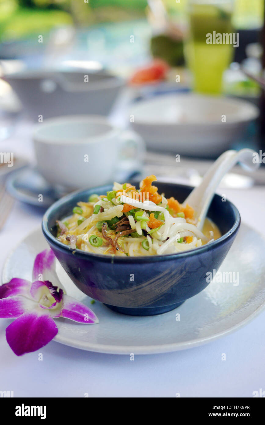 I migliori piatti Tailandesi, Riso tagliatelle in tradizionale Tom Yum Soup Foto Stock