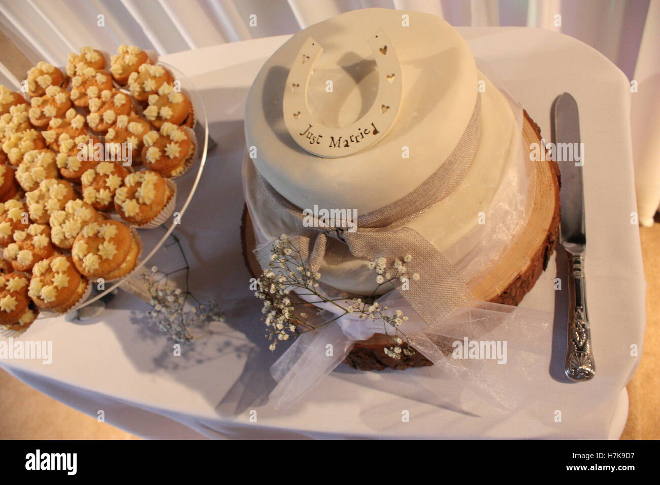 Torta di Nozze con fiori e nastro di stand di registro Foto Stock