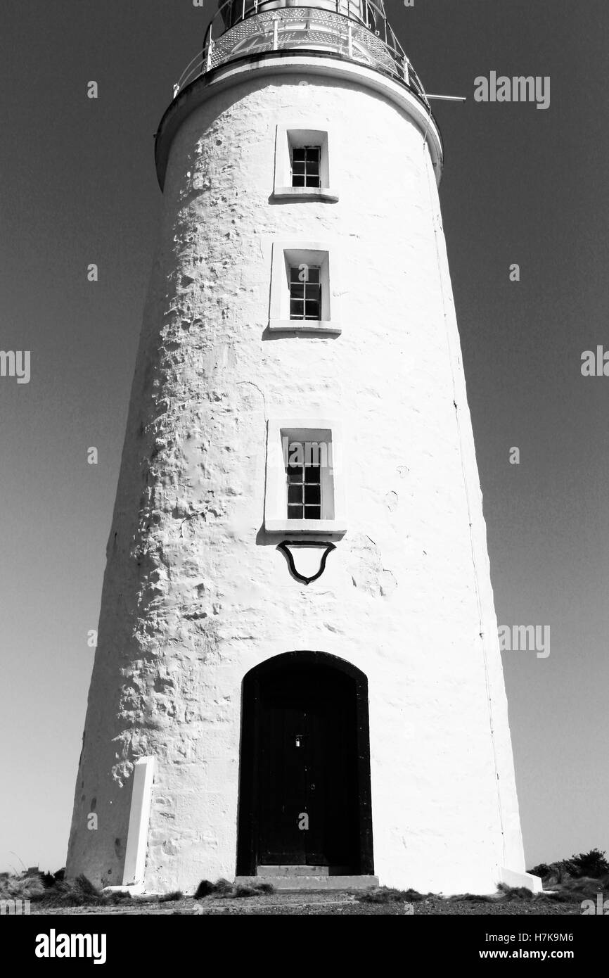 Immagine in bianco e nero di un faro di Bruny Island, Tasmania, Australia. Una desolazione in bianco e nero faro di porte e finestre Foto Stock