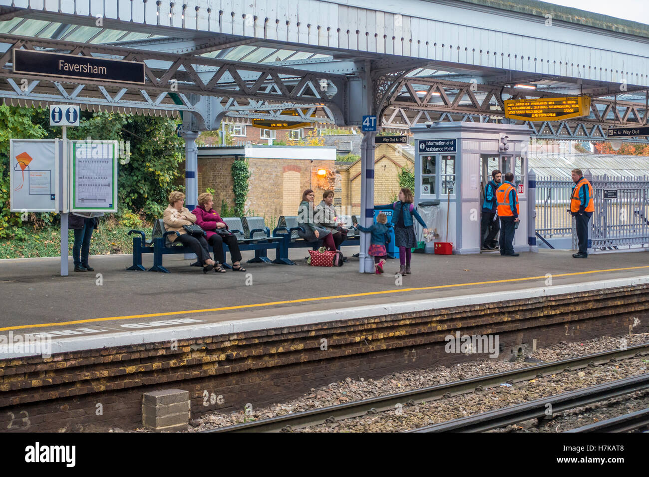 I passeggeri e il personale ferroviario in attesa di sud-est in treno stazione di Faversham Kent Foto Stock