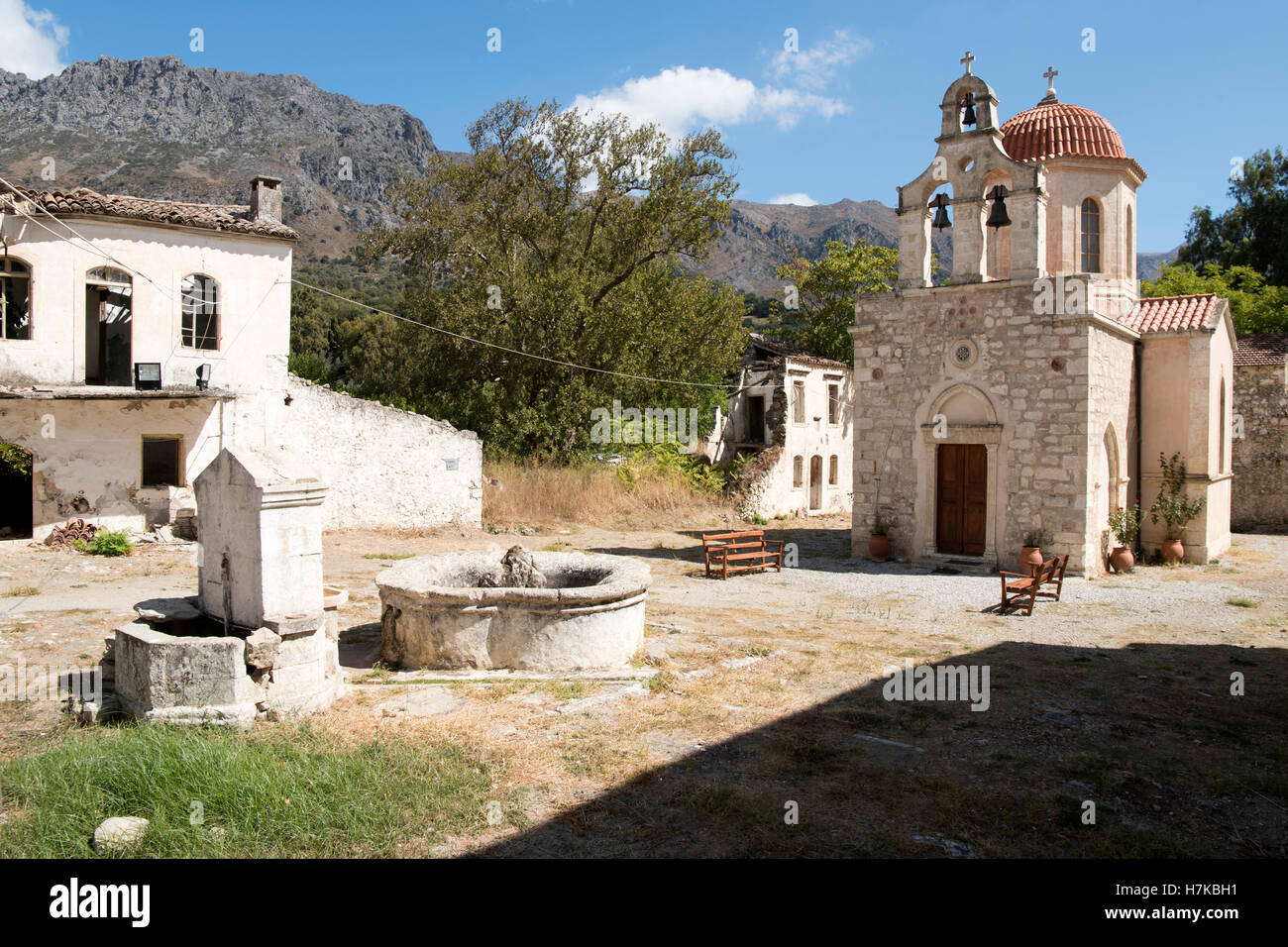 Griechenland, Kreta, Amari-Tal, Kloster Asomaton, Restaurierte Klosterkirche Katholiko in der Mitte der Klosteranlage Foto Stock