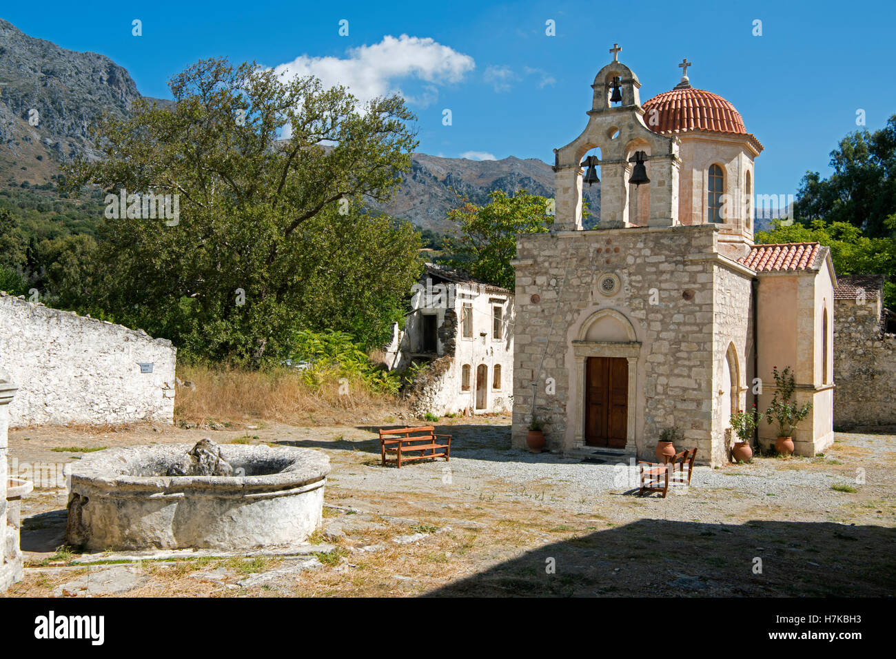 Griechenland, Kreta, Amari-Tal, Kloster Asomaton, Restaurierte Klosterkirche Katholiko in der Mitte der Klosteranlage Foto Stock