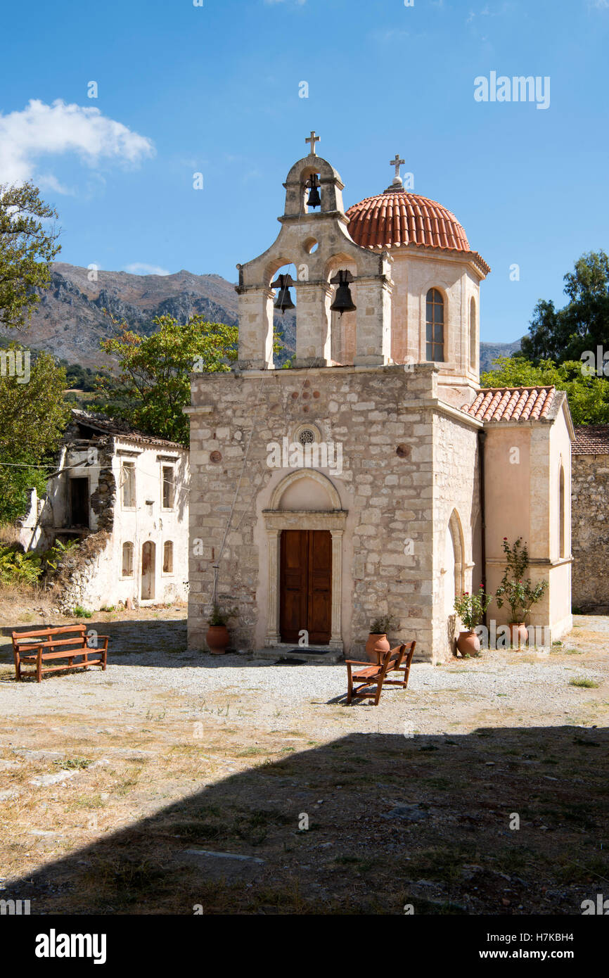 Griechenland, Kreta, Amari-Tal, Kloster Asomaton, Restaurierte Klosterkirche Katholiko in der Mitte der Klosteranlage Foto Stock