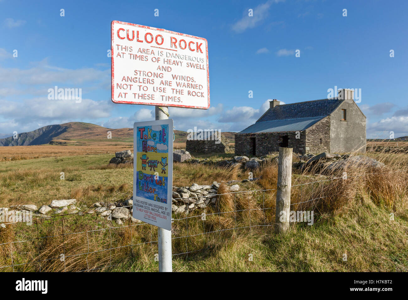 Nessuna attività di pesca segno di avvertimento e abbandonata agriturismo a Culoo Rock, Valentia Island, nella contea di Kerry, Irlanda Foto Stock