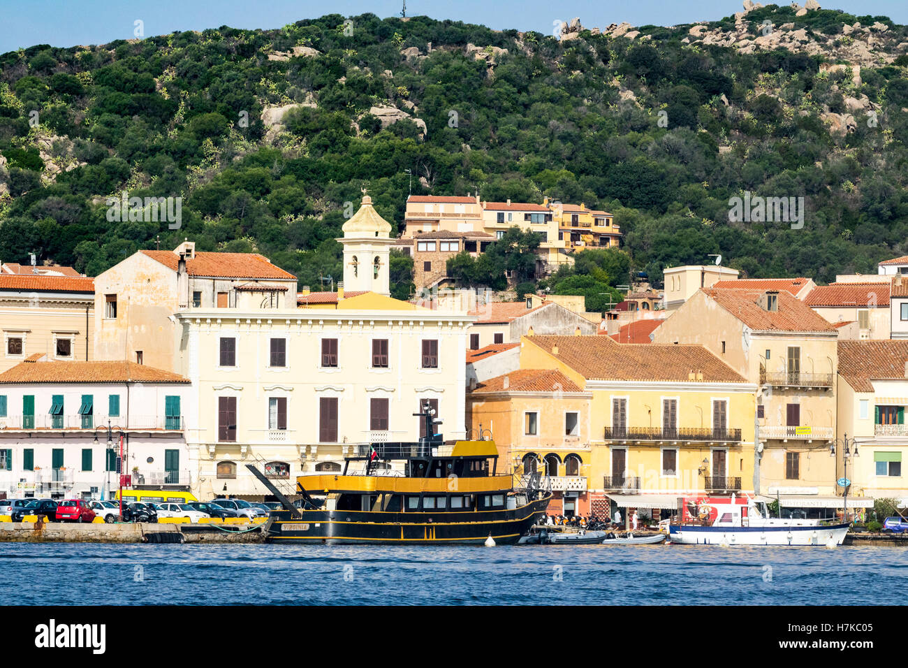 Il fronte mare di La Maddalena - Vista dal mare della città, l'isola di La Maddalena in Sardegna, Italia. Foto Stock